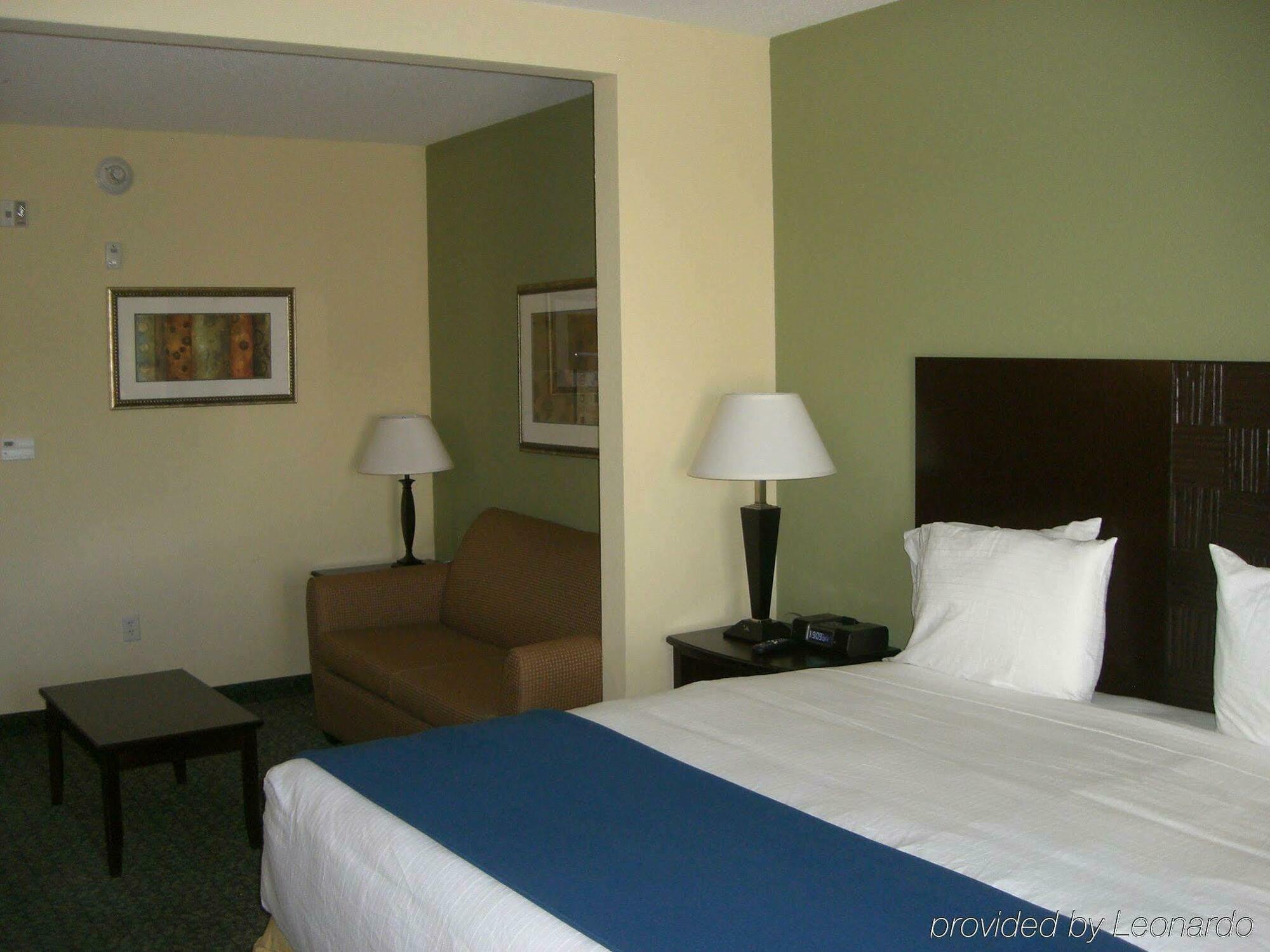 Holiday Inn Express & Suites Covington By Ihg Pokoj fotografie